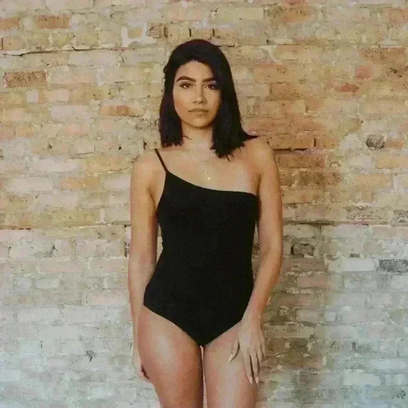 Black Ribbed One-Shoulder Bodysuit - Picture 3 of 5